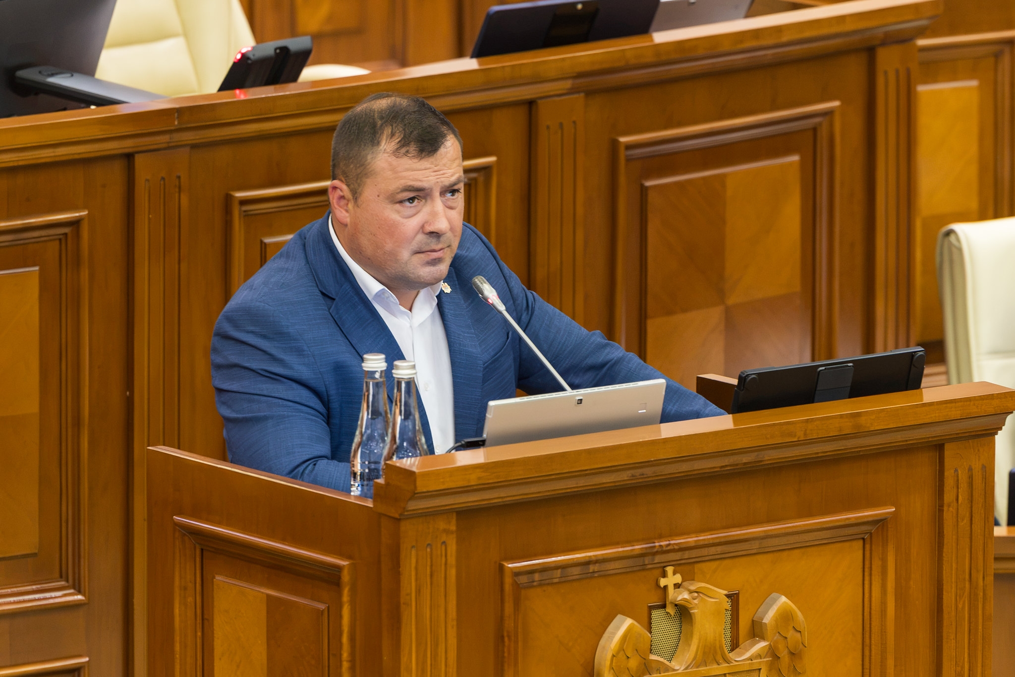 Serghei Ivanov, Partidul Nostru: Deficitul ajunge la 23 de miliarde, se taie din agricultură, iar profesorii primesc o plată mai mică decât cheltuielile de protocol ale șefilor de comisii. Să vă fie rușine! Unde-s banii?!